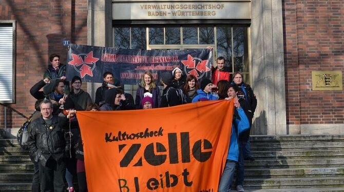 Alles friedlich: Die Anhänger der Zelle präsentierten vor dem Verwaltungsgerichtshof in Mannheim ihre Transparente. FOTO: RABE