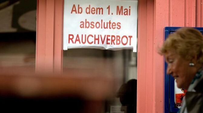 Hinweisschild auf das Rauchverbot an der Tür einer Gaststätte. Foto: Martin Gerten/Archiv