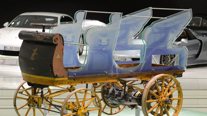 Ein P1, die erste Porsche-Konstruktion aus dem Jahr 1898, ist in Stuttgart im Porsche Museum zu sehen. Der von Ferdinand Porsche