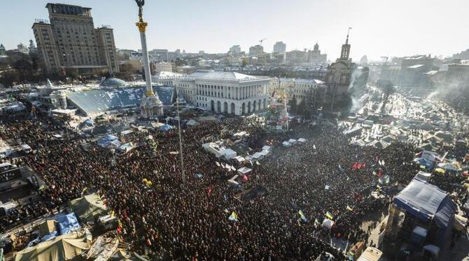 Tausende Demonstranten stehen auf dem Unabhängigkeitsplatz (Maidan) in Kiew. Foto: Iren Moroz