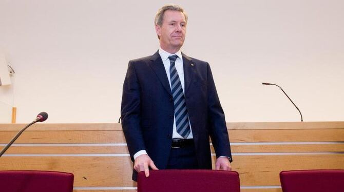 Christian Wulff steht im Landgericht in Hannover. Der ehemalige Bundespräsident muss sich wegen Vorteilsannahme verantworten.