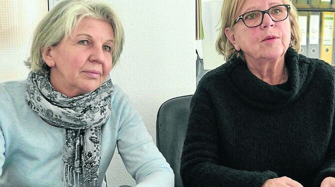 Gabriele Janz (links) und Karin Zäh erläutern der Presse ihre beiden neuen Projekte. FOTO: NIETHAMMER