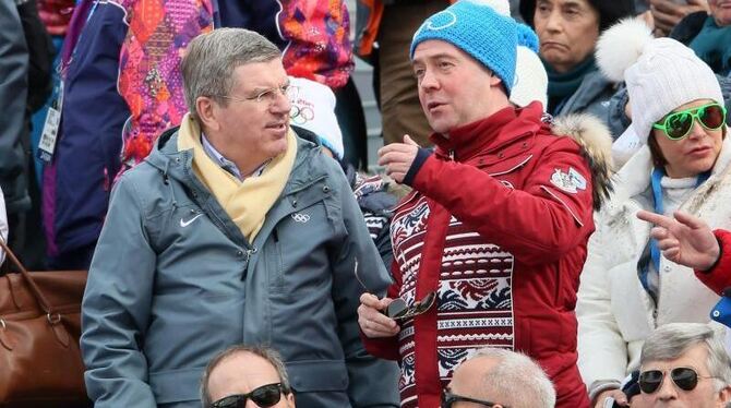 IOC-Präsident Thomas Bach (l) und der russische Regierungschef Dmitri Medwedew sahen sich den Abfahrtslauf vor Ort an. Foto: