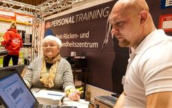 Großes Interesse am Thema Gesundheit: Jung und Alt strömten in die Stadthalle, um sich beispielsweise über ihre Pulswerte zu inf