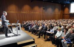 Großes Interesse am Thema Schlaganfall beim GEA-Medizinforum: Der kleine Stadthallen-Saal war proppenvoll. FOTOS: NIETHAMMER