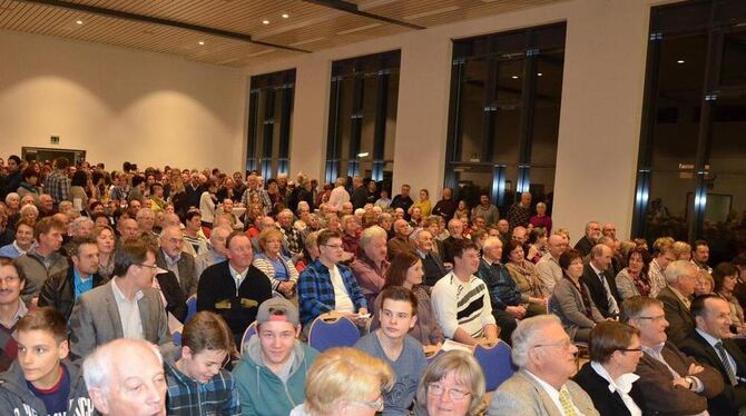 Volles Haus: Mehrere Hundert Sonnenbühler kamen zum ersten Jahresempfang der Gemeinde in die sanierte Brühlhalle. GEA-FOTO: SCHÖ