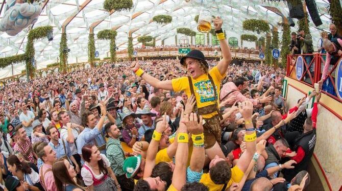 Feiern auf dem Bierzelt-Tisch - hier beim 180. Münchner Oktoberfest - gehört nach einem Gerichtsurteil zur »Dienstausübung« e