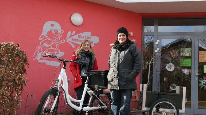 Sind froh über das belastbare Dienstfahrzeug: FSJlerin Hanna Magiera (links) und Amtsbotin Christine Dürr. GEA-FOTO: HAILFINGER