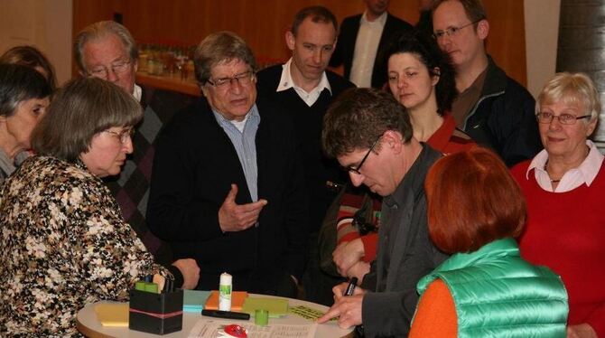 Geduldig nimmt Thomas Sippel vom beauftragten Planungsbüro (rechts) die Anregungen und Wünsche der Bürger auf. GEA-FOTO: HAILFIN