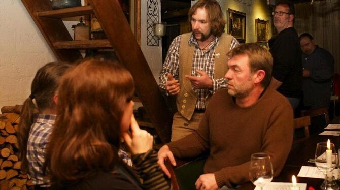 Restaurator Alexander Fenzke (Mitte, mit Weste und Bart) im fachlichen Austausch mit Zuhörern. Rechts im Hintergrund Norbert Ott