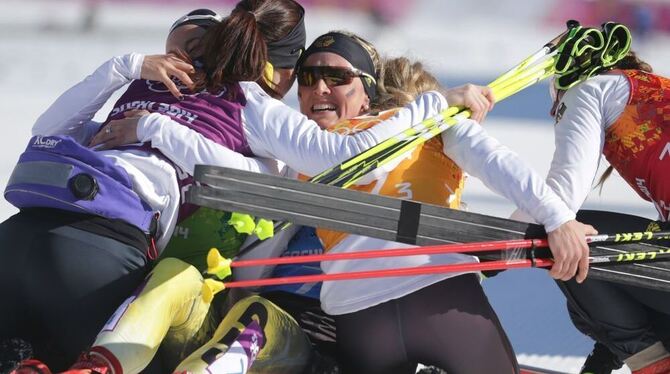 Denise Herrmann feiert Staffel-Bronze mit ihren Team-Kolleginnen. FOTO: DPA