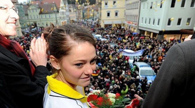 Schwäbisch Gmünd (dpa/lsw) - Skisprung-Olympiasiegerin Carina Vogt ist in ihrer Heimat im Ostalbkreis von Tausenden Menschen emp