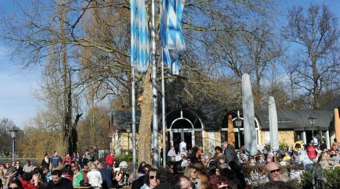 Sonnenhungrige genießen im im Englischen Garten in München ihre Brotzeit. Foto: Ursula Düren