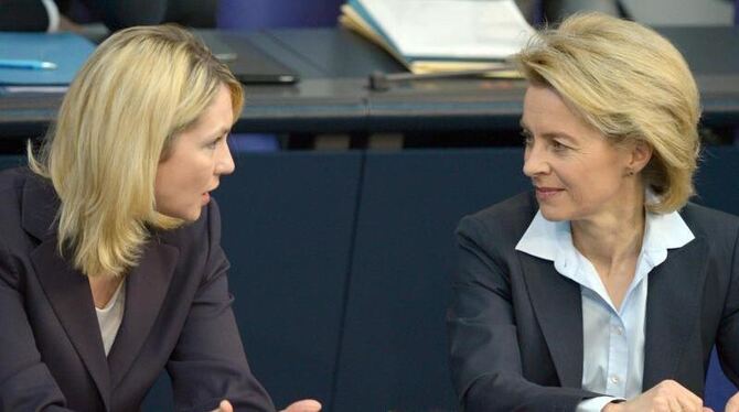 Bundesverteidigungsministerin Ursula von der Leyen (r.) und Bundesfamilienministerin Manuela Schwesig nutzen ihre Büros für Ü