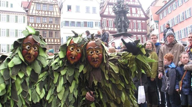 Die Fasnet macht auch um Tübingen keinen Bogen: Riaba-Moschter aus Kusterdingen auf dem Marktplatz