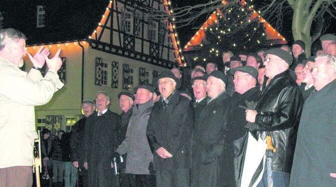 Eberhard Höngen ist immer im Einsatz für den Männerchorgesang wie hier beim Weihnachtssingen auf dem Pfullinger Marktplatz. GEA-