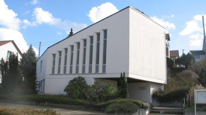 Die Kirche der neuapostolischen Gemeinde im Huberweg in Dettingen steht zum Verkauf. Das Kreuz an der Stirnseite des ganz in wei