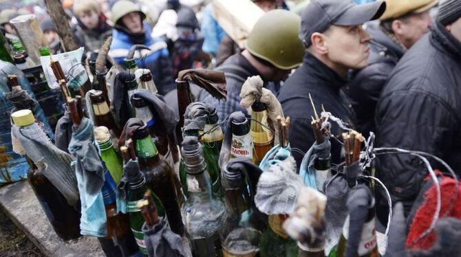 Regierungsgegner setzen Molotow-Cocktails gegen die Staatsmacht ein. Foto: Laszlo Beliczay