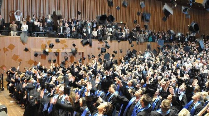 Hut ab: Absolventen der European Business School feierten sich und die Zukunft. FOTO: THOMYS