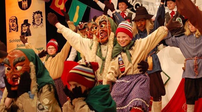 Tanz der Masken: Zum Jubiläumsball stehen erstmals die Aktiven mit dem Nachwuchs gemeinsam auf der Bühne. FOTO: HÄUSSLER