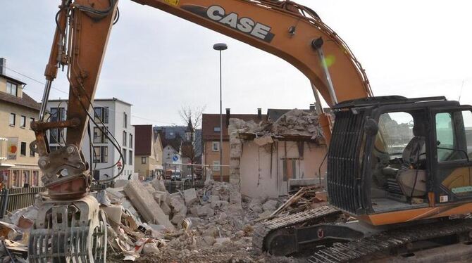 Das Haus der Ecke Markt-/Zeppelinstraße war schon lang kein schöner Anblick mehr. Jetzt macht der Bagger Platz für Neues. GEA-FO