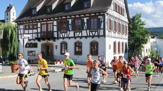 Auf der Runde durch die Innenstadt: Läufer beim Mössinger Stadtlauf. ARCHIV-FOTO: MEYER