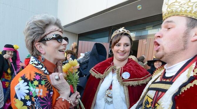 Hippie-OB Barbara Bosch (links) vertraute auf die Kraft der Flower Power und überließ dem Prinzenpaar das Reutlinger Rathaus sch