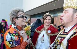 Hippie-OB Barbara Bosch (links) vertraute auf die Kraft der Flower Power und überließ dem Prinzenpaar das Reutlinger Rathaus sch