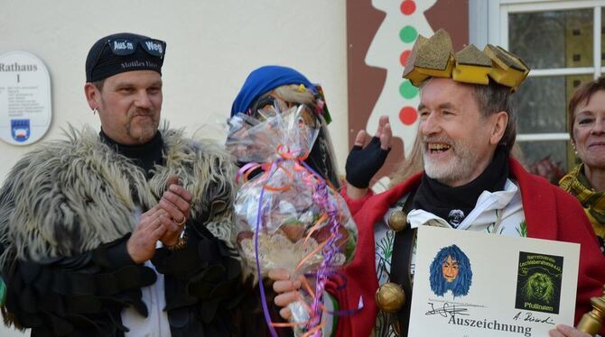 Gekröntes Narrenhaupt: Rudolf I. mit Ernennungsurkunde und Wurst-Strauß.