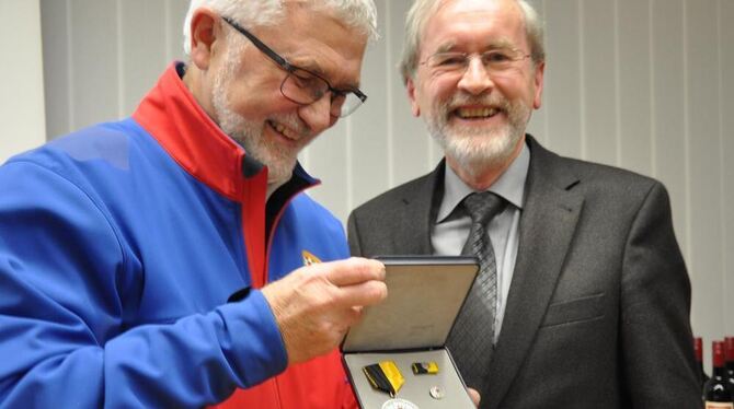 Die Landesmedaille der württembergischen Bergwacht erhielt Pfullingens Bürgermeister Rudolf Heß (rechts) aus den Händen von Land