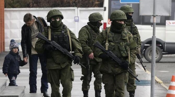 Uniformiert und schwer bewaffnet patrouillieren Männer am Flughafen in Simferopol. Foto: Maxim Shipenkov