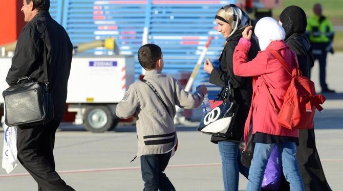 Sie haben es geschafft: Syrische Flüchtlinge kommen auf dem Flughafen Kassel-Calden in Hessen an. Foto: Uwe Zucchi/Archiv