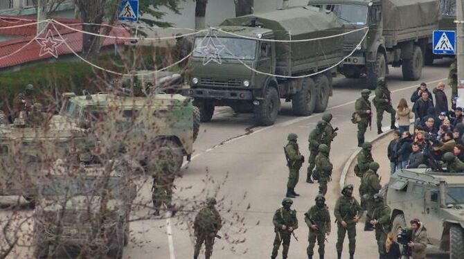 Bewaffnete blockieren eine ukrainische Militärbasis auf der Krim. Foto: Anton Pedko