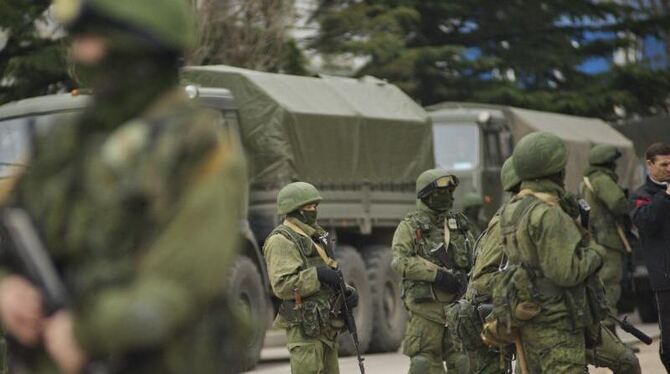 Soldaten ohne Abzeichen blockieren eine ukrainische Militärbasis auf der Krim. Foto: Anton Pedko