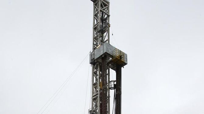 Im vorpommerschen Saal bei Barth steht der Erdöl-Bohrturm der CEP Central European Petroleum GmbH. Foto: Bernd Wüstneck/Archi