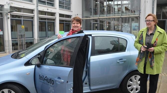 Wannweil geht mit der Zeit: Bürgermeisterin Anette Rösch und Uta Kurz stellen das erste teilAuto vor.