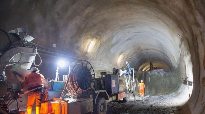 Noch 80 Meter vom Gumpperweg entfernt bringen die Mineure den Tunnel auf seinen geplanten Querschnitt.