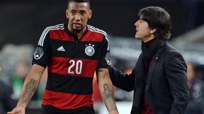 Bundestrainer Joachim Löw (r) redet auf Jerome Boateng ein. Foto: Andreas Gebert