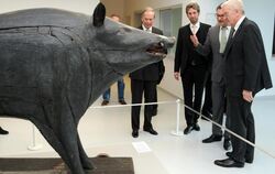 Ministerpräsident Winfried Kretschmann (rechts), OB Boris Palmer und die Kuratoren Götz Adriani (links) und Andreas Schmauder in