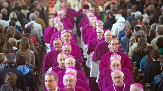 Mitglieder der Deutschen Bischofskonferenz im Dom von Fulda. Foto: Uwe Zucchi/Archiv