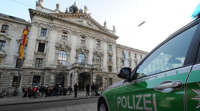 Bereits am frühen Morgen hatten sich die ersten Medienvertreter vor dem Justizpalast in München versammelt. Foto: Tobias Hase