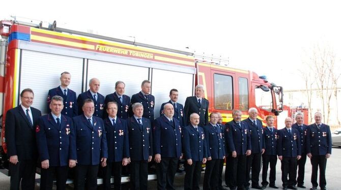 Geehrt: 20 Feuerwehrleute wurden von Landrat Joachim Walter (links) für jeweils 40 Jahre aktiven Dienst ausgezeichnet. FOTO: RAB