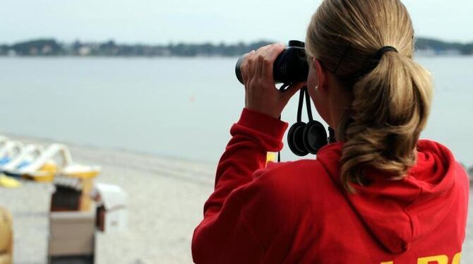 Mitglied der Deutschen Lebensrettungsgesellschaft (DLRG) überwacht die Ostsee am Strand von Eckernförde. Foto: Carsten Rehder