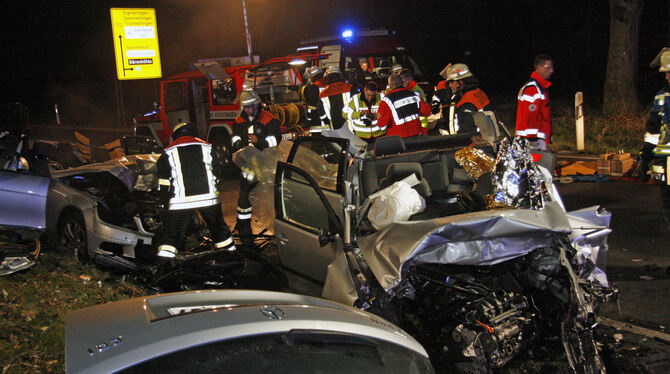 Zwei Schwerverletzte mussten aus den Autos geborgen werden. FOTO: LEIPPERT