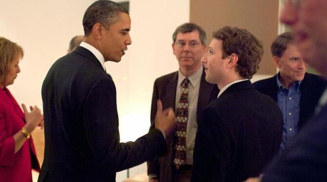 Facebook-Chef Mark Zuckerberg im Gespräch mit US-Präsident Barack Obama. Foto: Pete Souza