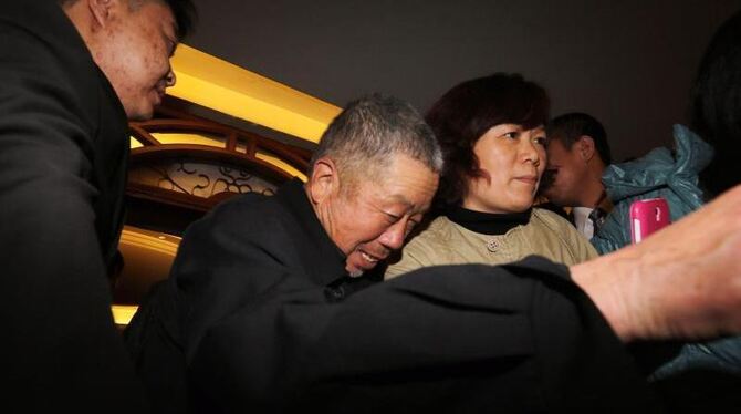 Zwischen Verzweiflung und Wut: Angehörige der MH370-Passagiere in Peking. Foto: Rolex Dela Pena