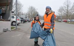 Flotte Feger: Nedeljka Petrovic mit ihrer Tochter Katarina (7) bei der Stadtputzete im Einsatz an der Kreuzeiche.