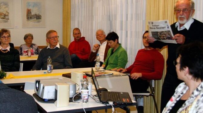 Kurt Adolf, rechts, gab sein Wissen über die Papierherstellung jetzt an Zuhörer beim Bürgertreff weiter.