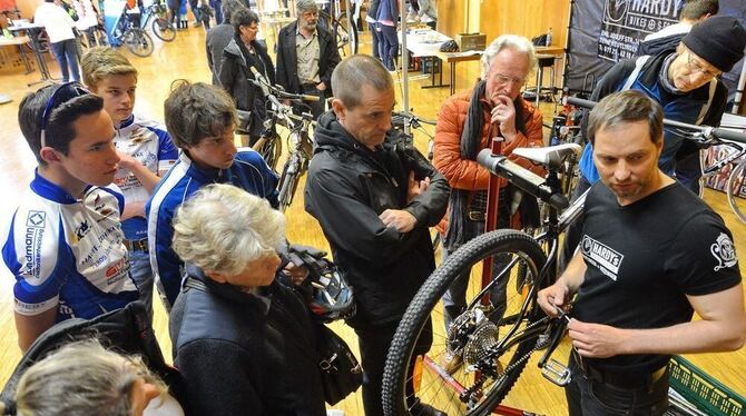 Ob Ausstattung wie Sturzhelme oder Reparaturtipps vom Profi: Das Interesse an der ersten Betzinger Radmesse in der Kemmlerhalle