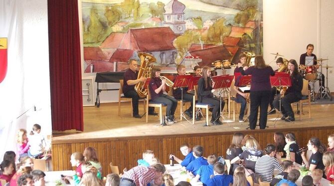 Die Jugendkapelle der Steinhilber Augstbergmusikanten bei ihrem Auftritt in der Mägerkinger Festhalle. Anlass war der elfte Musi